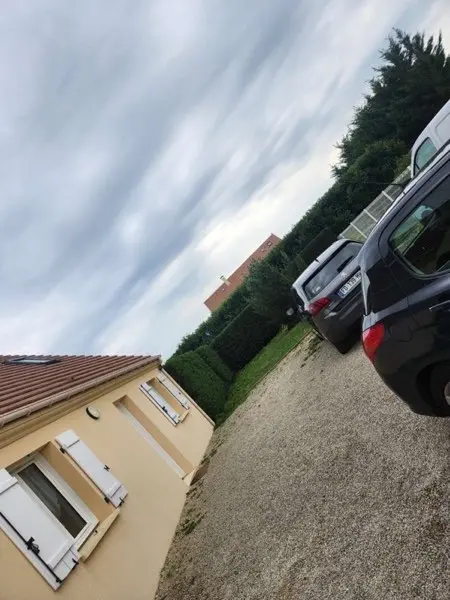 Haie verte taillée devant maison à Milly-la-Forêt