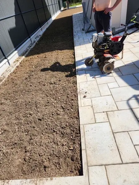 Paysagiste professionnel au travail dans un jardin